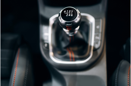 How manual transmission works and parts included